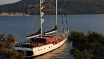 Yacht BLUE EYES -  At Anchor